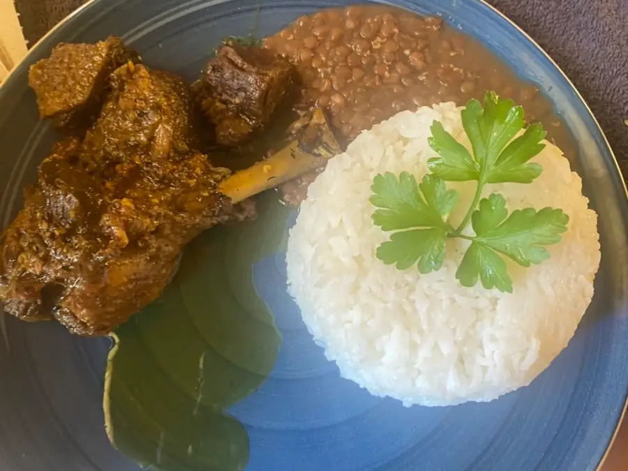 Cari de poulet mijoté servi avec du riz blanc