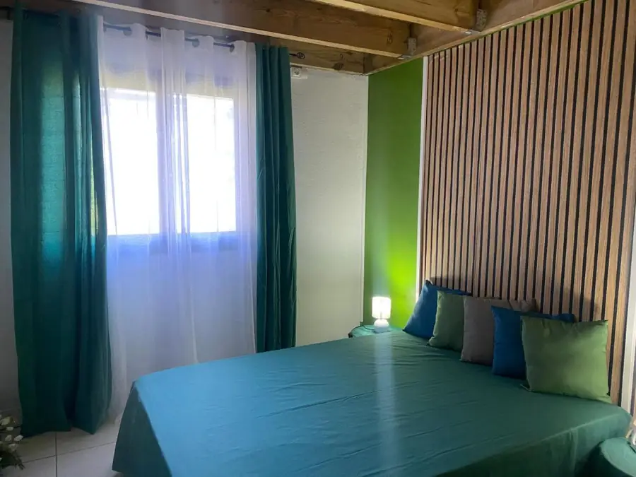 La chambre habillée de vert, rideaux tirés sur la fenêtre