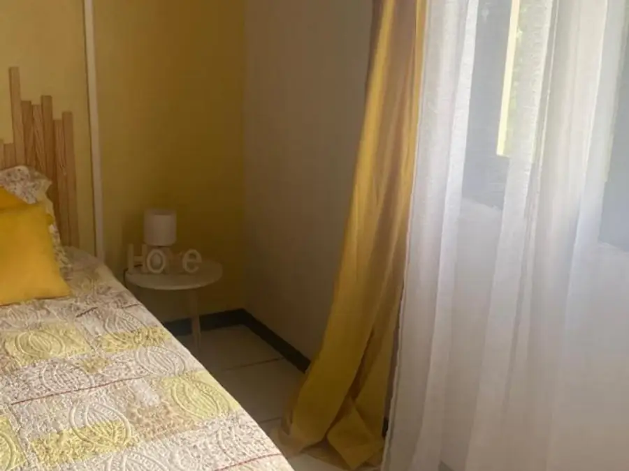 Le lit et la fenêtre de la chambre