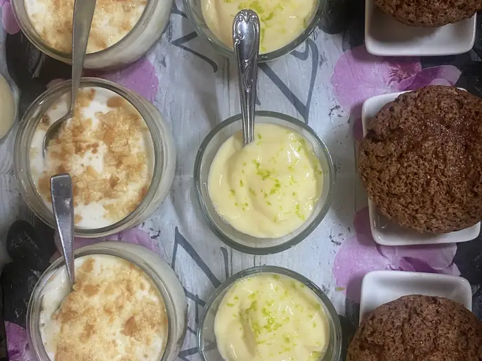 Verrines de desserts maison alignées sur un plateau