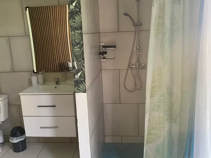 Salle de bains claire avec vasque et miroir