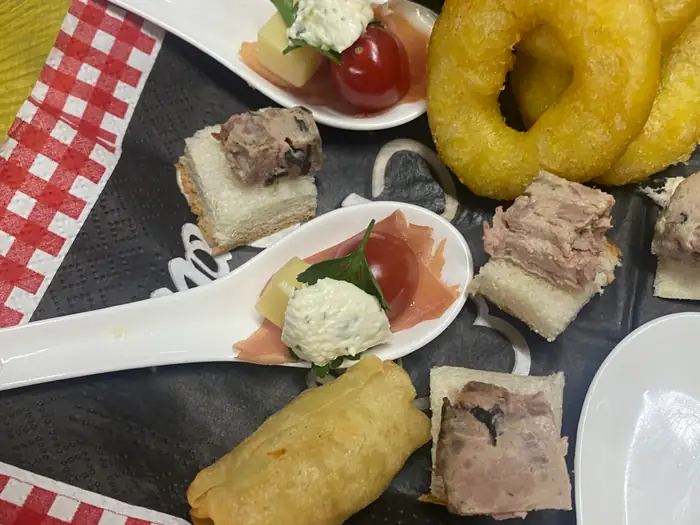 Plateau apéritif garni de bouchées salées maison